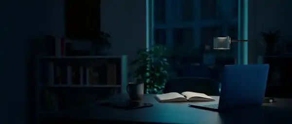 Apprenante qui révise le soir avec MimiReady